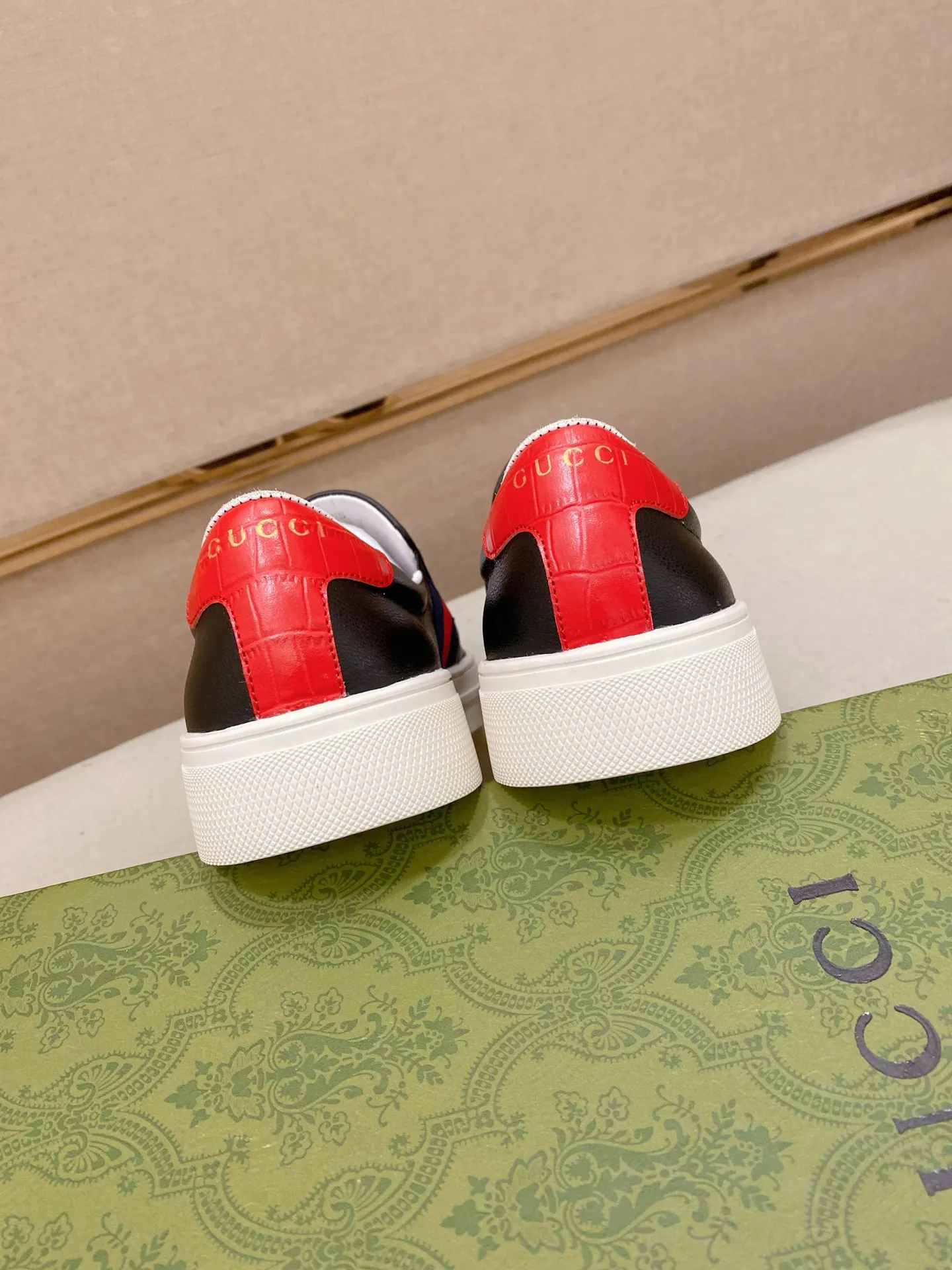 Men's shoes 💰 462💰The new GUCCI (Gucci) counters are launched simultaneously. The new men's shoes, 😘fabrics are selected from imported cowhide, and the lining is sheepskin lining. 👍🏿 High-end ☄️ air-cushion molded anti-slip rubber outsole, exquisite lines, simple and elegant, comfortable and high-end for leisure travel. Code number: 38 to 44 (45 can be customized and cannot be returned or exchanged)